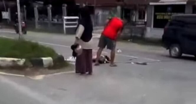 
 Tampak warga yang mencoba mengevakuasi tubuh korban kecelakaan di Ranometo Konsel. Foto: Istimewa