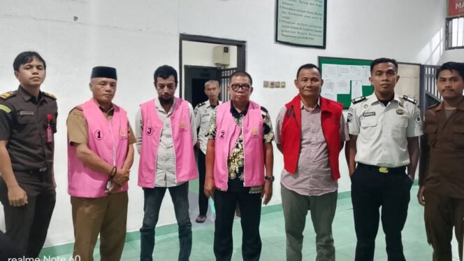 
 Empat tersangka kasus korupsi Stadion Sepak Bola Motewe Muna tampak mengenakkan rompi tahanan. Foto: Istimewa.