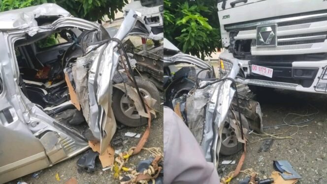 
 Dump Truk bertabrakan dengan Grand Max tewaskan balita usia 17 bulan di Kolaka. Foto: Istimewa