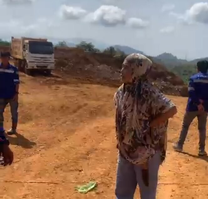 
 Nampak seorang Ibu keluarga pemilik lahan menahan mobil yang melintas. Foto: Istimewa