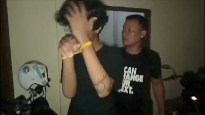 
 Seorang mahasiswa inisial AA (kiri depan) ditangkap Polisi diduga terlibat tindak pidana narkotika. Foto: Istimewa