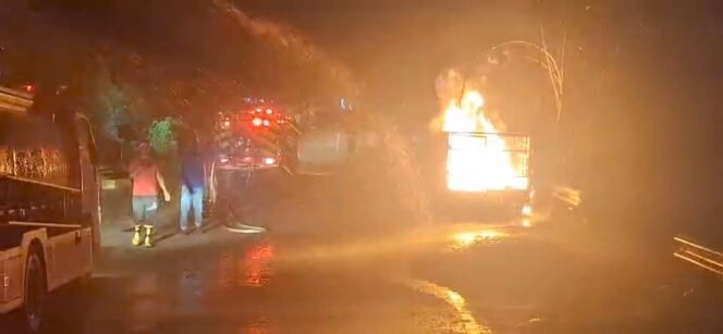 
 Tampak kobaran api yang membakar mobil pikap pengangkut BBM di Bombana. Foto: Istimewa