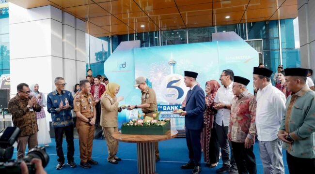Gubernur Sulawesi Tenggara, Andi Sumangerukka dan Walikota Kendari Siska Karina Imran saat menghadiri perayaan HUT ke 58 tahun Bank Sultra. Foto: Istimewa