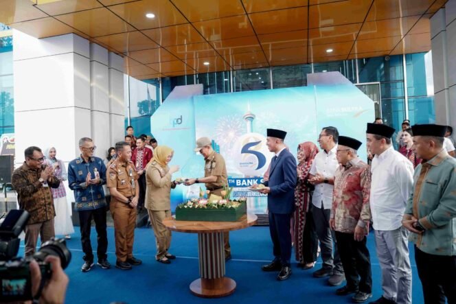 
 Gubernur Sulawesi Tenggara, Andi Sumangerukka dan Walikota Kendari Siska Karina Imran saat menghadiri perayaan HUT ke 58 tahun Bank Sultra. Foto: Istimewa