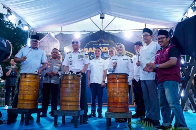 
 Gubernur Sultra, Andi Sumangerukka (kedua  dari kiri) bersama jajaran Forkopimda saat menghadiri Grand Opening Ramadan Sultra Fest 2026. Foto: Istimewa.