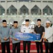Penyaluran zakat maal karyawan Bank Sultra yang dihadiri oleh Gubernur Andi Sumangerukka di Masjid Al-Kautsar Kendari. Foto: Istimewa
