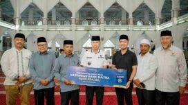 Penyaluran zakat maal karyawan Bank Sultra yang dihadiri oleh Gubernur Andi Sumangerukka di Masjid Al-Kautsar Kendari. Foto: Istimewa