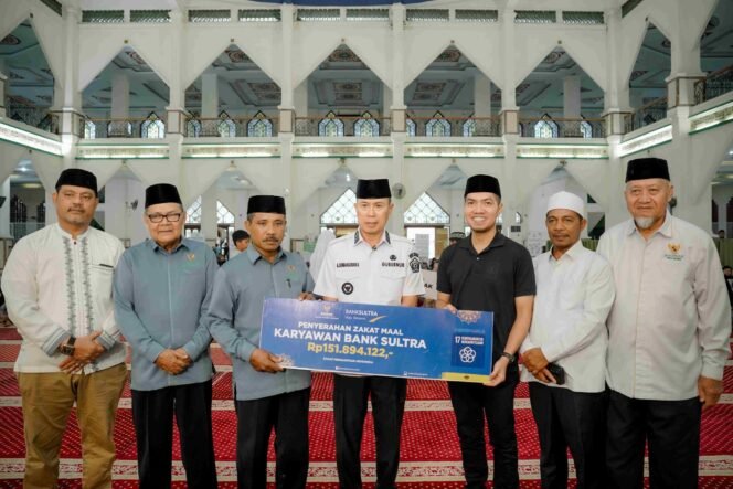 
 Penyaluran zakat maal karyawan Bank Sultra yang dihadiri oleh Gubernur Andi Sumangerukka di Masjid Al-Kautsar Kendari. Foto: Istimewa