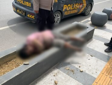 Jenazah perempuan tampak tergeletak di atas trotoar di Kawasan Eks MTQ Kendari. Foto: Istimewa