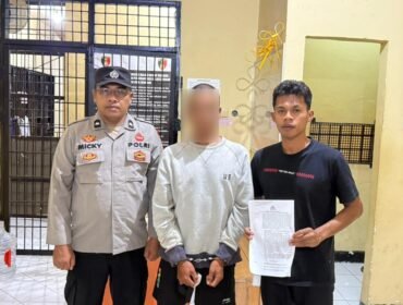 Pria inisial LR (tengah)diduga cabuli anak tirinya yang berusia 15 tahun di Buton. Foto: Istimewa