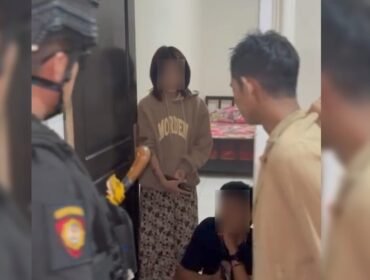Personel Tim Patroli Perintis Presisi Dit Samapta Polda Sultra saat medatangi sebuah hotel di lorong Pelindung, Kelurahan Kambu. Foto: Istimewa