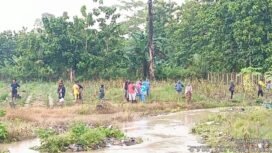 Masyarakat Desa Lianosa saat melakukan pencarian terhadap korban. Foto: Istimewa