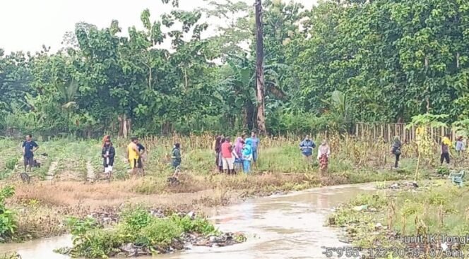 
 Masyarakat Desa Lianosa saat melakukan pencarian terhadap korban. Foto: Istimewa