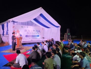
Ustadz H. Arifuddin Lewa, S.Hi., menyampaikan ceramah Ramadhan di hadapan tim manajemen PT Tiran Indonesia, karyawan, dan masyarakat sekitar site Desa Lameruru, Kecamatan Langgikima, Kabupaten Konawe Utara. Foto: Istimewa
