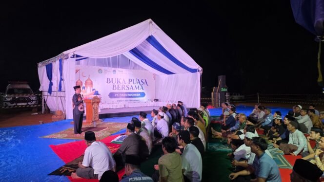  
Ustadz H. Arifuddin Lewa, S.Hi., menyampaikan ceramah Ramadhan di hadapan tim manajemen PT Tiran Indonesia, karyawan, dan masyarakat sekitar site Desa Lameruru, Kecamatan Langgikima, Kabupaten Konawe Utara. Foto: Istimewa
