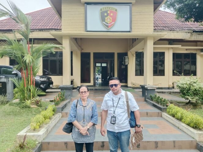 
 Lisbeth Tandumay bersama kuasa hukumnya Rizal, S.H usai membuat laporan di Polda Sultra. Foto: Penafaktual.com