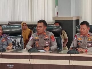 Kasat Lantas Polresta Kendari, AKP Kevin Fahri Ramadhan (tengah) di DPRD Kendari. Foto: Istimewa