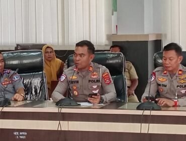 Kasat Lantas Polresta Kendari, AKP Kevin Fahri Ramadhan (tengah) di DPRD Kendari. Foto: Istimewa