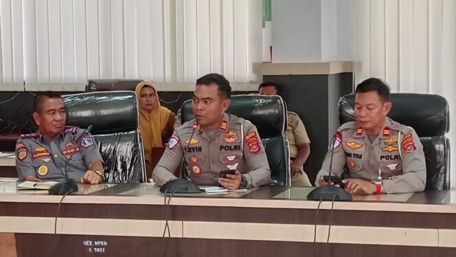 
 Kasat Lantas Polresta Kendari, AKP Kevin Fahri Ramadhan (tengah) di DPRD Kendari. Foto: Istimewa