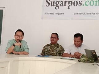 Direktur Utama PT Tiran Multimedia, Dr. Sukriansyah S, S.H., M.H (kiri) saat menyampaikan sambutan. Foto: Penafaktual.com  