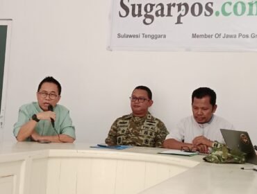 Direktur Utama PT Tiran Multimedia, Dr. Sukriansyah S, S.H., M.H (kiri) saat menyampaikan sambutan. Foto: Penafaktual.com  