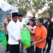 Kakanwil Kemenag Provinsi Sultra, H Mansur berbagi santunan kepada umat lintas agama. Foto: Istimewa