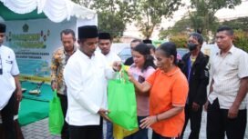 Kakanwil Kemenag Provinsi Sultra, H Mansur berbagi santunan kepada umat lintas agama. Foto: Istimewa