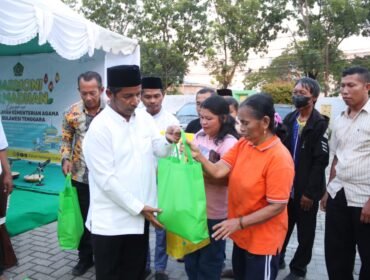 Kakanwil Kemenag Provinsi Sultra, H Mansur berbagi santunan kepada umat lintas agama. Foto: Istimewa