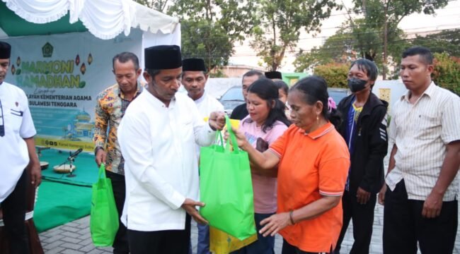Kakanwil Kemenag Provinsi Sultra, H Mansur berbagi santunan kepada umat lintas agama. Foto: Istimewa