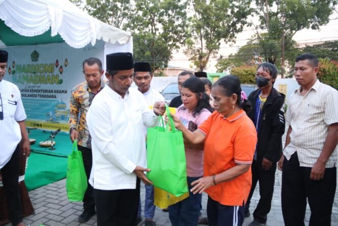 
 Kakanwil Kemenag Provinsi Sultra, H Mansur berbagi santunan kepada umat lintas agama. Foto: Istimewa