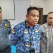 Kepala KSOP Kelas II Kendari, Capt Raman (tengah) saat diwawancarai awak media. Foto: Istimewa
