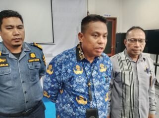 Kepala KSOP Kelas II Kendari, Capt Raman (tengah) saat diwawancarai awak media. Foto: Istimewa
