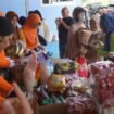 Pia Ardhya Garini Cabang 12/D.II Lanud Haluoleo bersama Yasarini Cabang Lanud Haluoleo menggelar kegiatan bazar murah sembako bagi warga Lanud Haluoleo dan masyarakat sekitar. Foto: Istimewa  