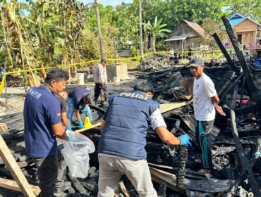 Tampak aparat  kepolisian dan warga berada di lokasi kebakaran. Foto: Istimewa