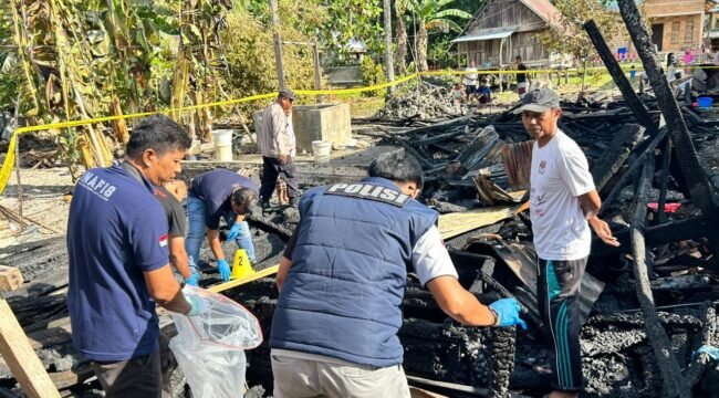 Tampak aparat  kepolisian dan warga berada di lokasi kebakaran. Foto: Istimewa