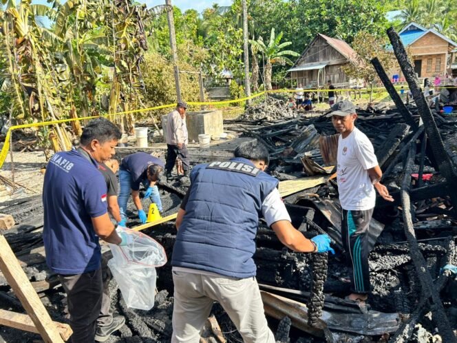 
 Tampak aparat  kepolisian dan warga berada di lokasi kebakaran. Foto: Istimewa