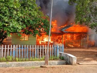 Rumah papan yang ditinggali seorang kakek berusia 101 tahun di Konawe terbakar. Foto: Istimewa