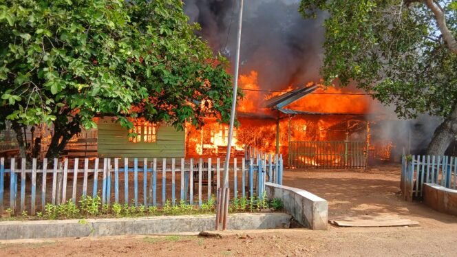 
 Rumah papan yang ditinggali seorang kakek berusia 101 tahun di Konawe terbakar. Foto: Istimewa