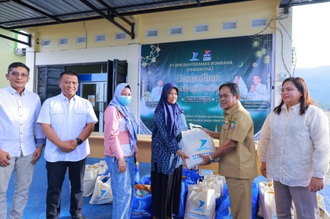 
 PT Bank Perekenomian Rakyat (BPR) Bahteramas Bombana menyalurkan bantuan paket sembako kepada masyarakat. Foto: Istimewa