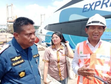 General Manager Pelindo Regional 4 Kendari, Herreyanto (kanan) saat di wawancara di Pelabuhan Nusantara Kendari. Foto: penafaktual.com