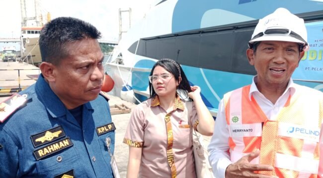 General Manager Pelindo Regional 4 Kendari, Herreyanto (kanan) saat di wawancara di Pelabuhan Nusantara Kendari. Foto: penafaktual.com