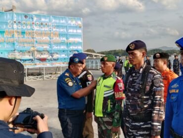 Kepala KSOP Kelas IIA Kendari, Capt. Rahman saat mesangkaan tanda semat  kepada salah satu anggota posko. Foto: penafaktual.com