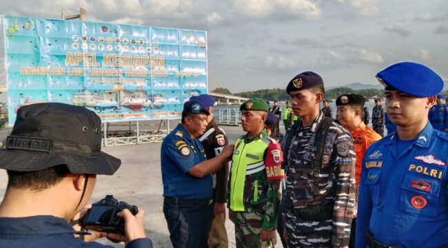 Kepala KSOP Kelas IIA Kendari, Capt. Rahman saat mesangkaan tanda semat  kepada salah satu anggota posko. Foto: penafaktual.com