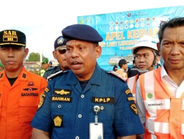 Kepala KSOP Kelas IIA Kendari, Capt. Rahman (tengah) saat diwawancara di Pelabuhan Nusantara Kendari. Foto: Penafaktual.com