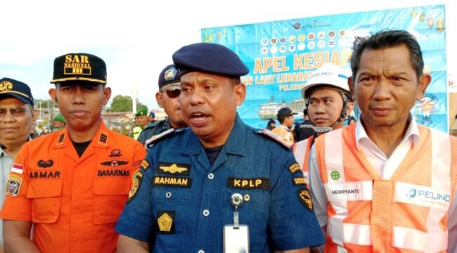 Kepala KSOP Kelas IIA Kendari, Capt. Rahman (tengah) saat diwawancara di Pelabuhan Nusantara Kendari. Foto: Penafaktual.com