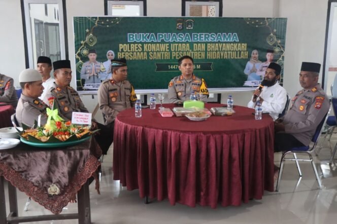 
 Polres Konawe Utara menggelar kegiatan buka puasa bersama Bhayangkari serta santri Pondok Pesantren Hidayatullah. Foto: Istimewa