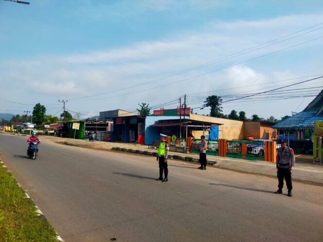 
 Satlantas Polres Konawe Utara melaksanakan pengaturan (gatur) lalu. Foto: Istimewa