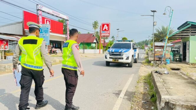 
 Satuan Lalu Lintas Polres Konawe Utara sedang melakukan olah tempat kejadian perkara (TKP). Foto: Istimewa