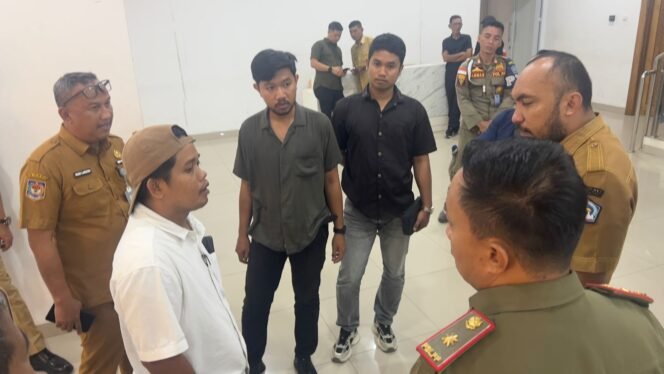 
 Ketenangan terjadi di saat KSBSI tidak diperbolehkan mengikuti mediasi di Setda Kota Kendari. Foto: Istimewa