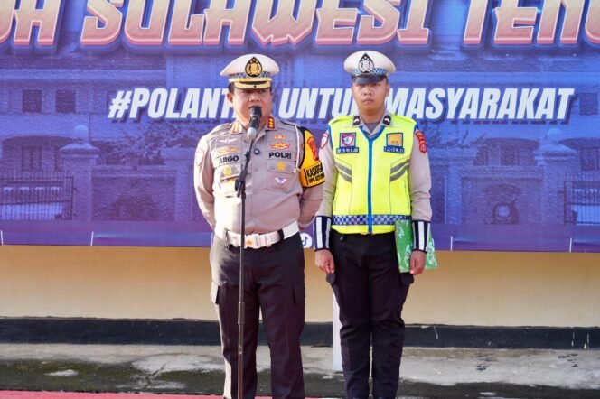 
 Direktur Lalu Lintas Polda Sulawesi Tenggara, Kombes Pol Dr. Argowiyono, S.H., S.I.K., M.Si., memimpin apel pagi personel Direktorat Lalu Lintas Polda Sultra. Foto: Istimewa